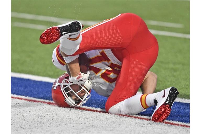 Travis Kelce von den Kansas City Chiefs erzielt einen Touchdown. Foto: Adrian Kraus/AP/dpa