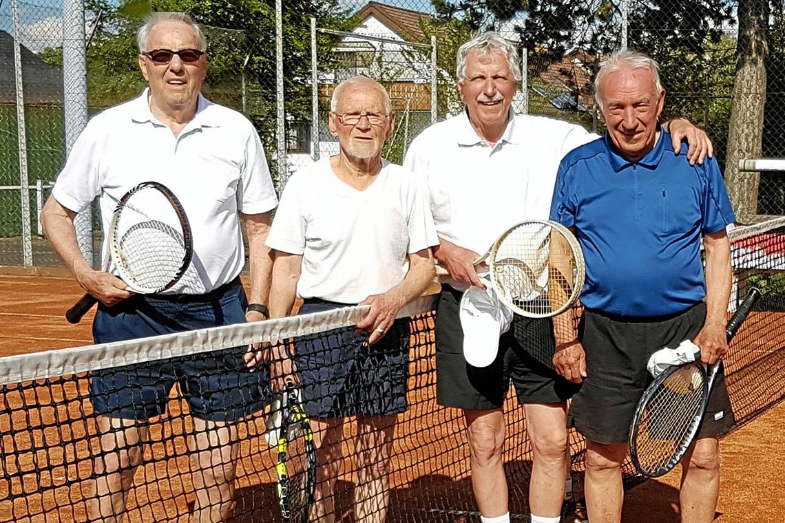 Treffen sich weiterhin jeden Mittwoch zum Doppel (von links): Die Allmersbacher Manuel Peris, Bernd Peitsch, Helmut Tischberger und Arthur Fleischauer. Gemeinsam bringen es die vier über 80-Jährigen auf ein Lebensalter von 337 Jahren. Foto privat