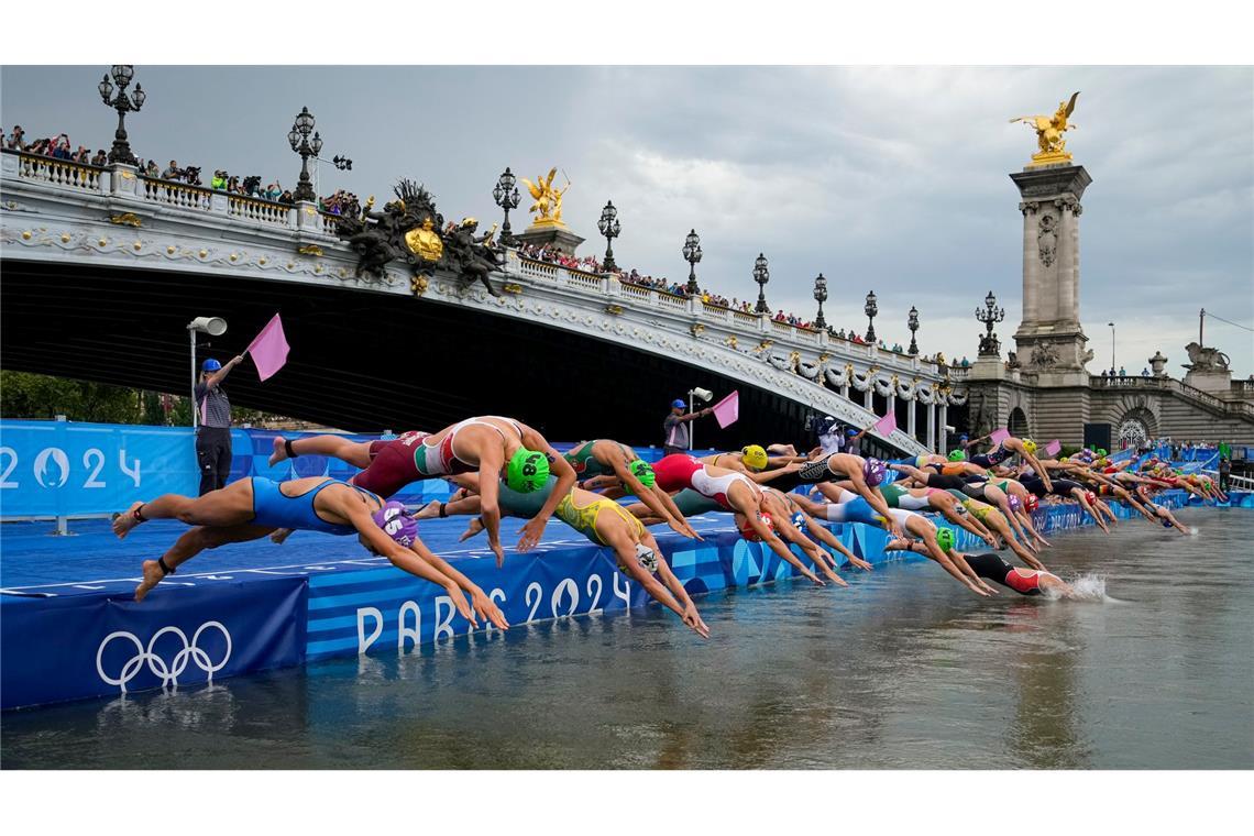 Triathletinnen in Paris springen tapfer ins trübe Wasser der Seine.