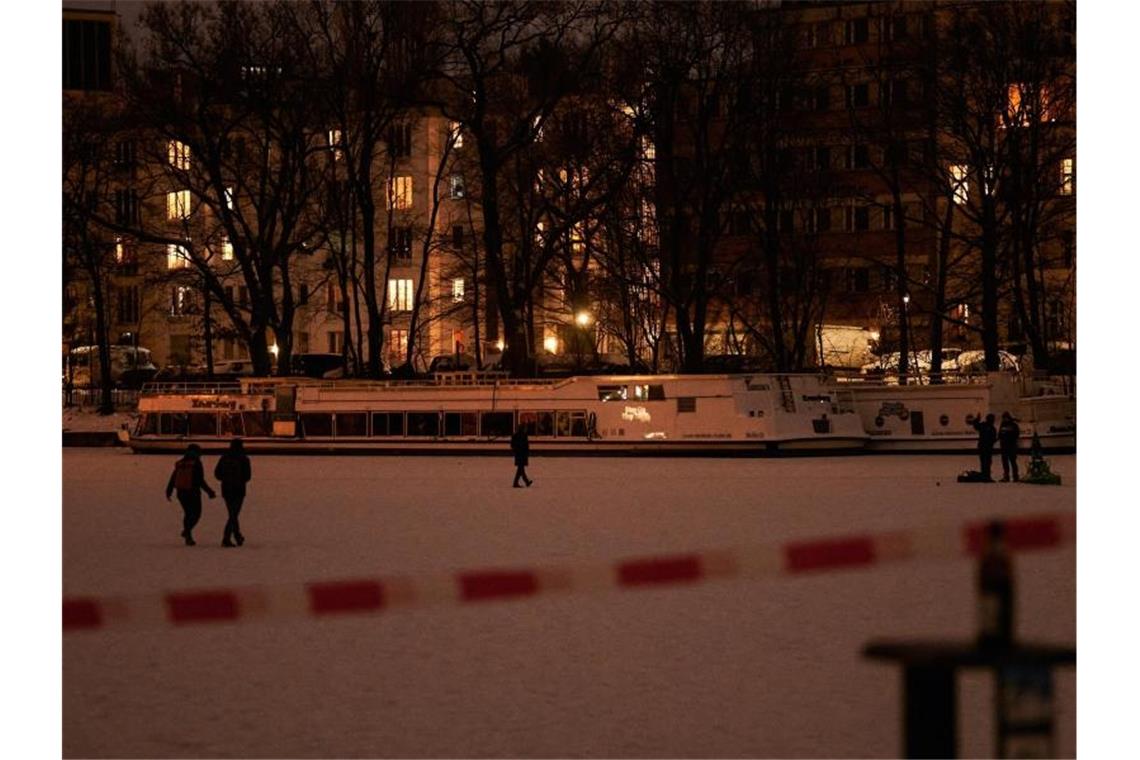 Zunehmend Freizeitunfälle im „Coldspot“ Deutschland Trotz Absperrung trauen sich am Abend einige Menschen auf das Eis auf dem Berliner Landwehrkanal. Foto: Annette Riedl/dpa