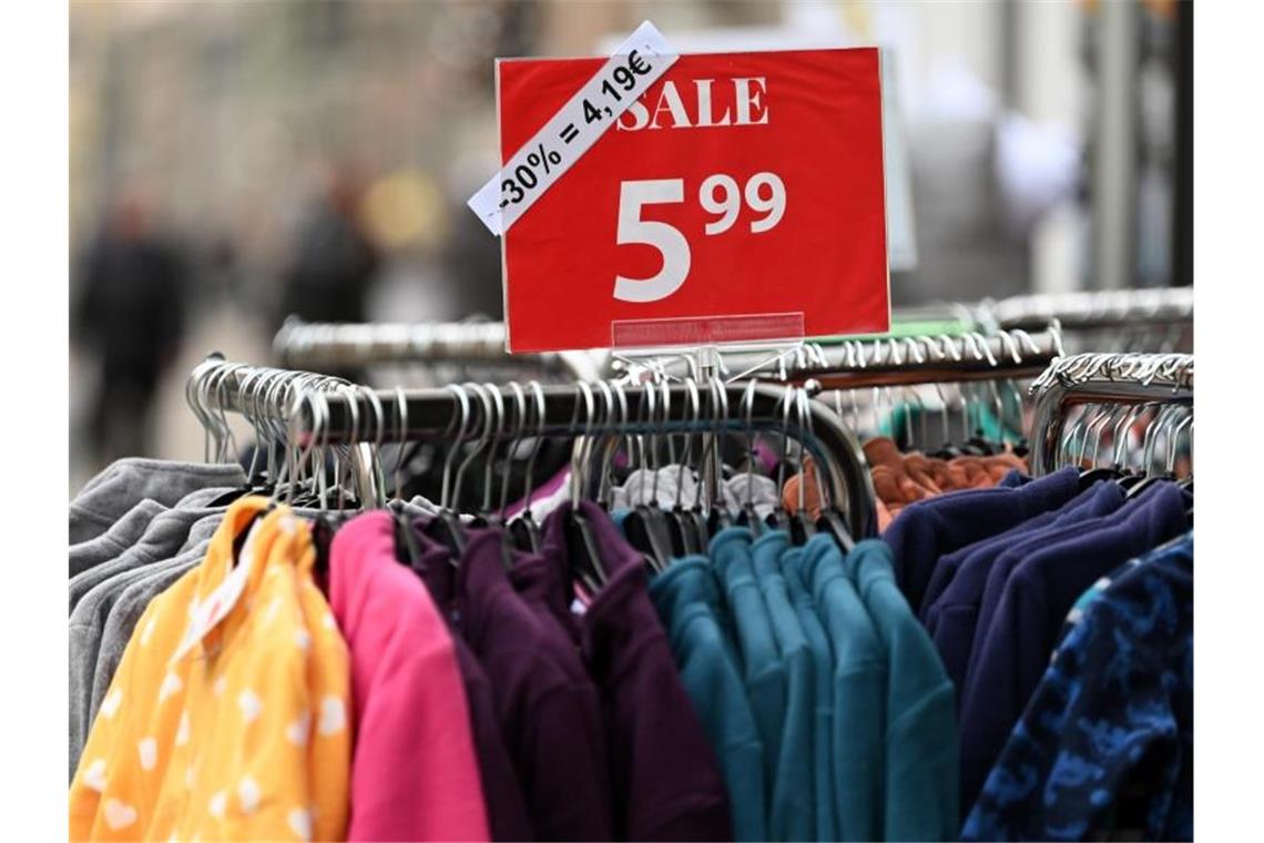 Modehandel rechnet im Herbst mit kräftigem Preisschub Trotz der anhaltenden Corona-Pandemie sind die Umsätze mit Bekleidung und Textilien in Deutschland im vergangenen Jahr wieder deutlich gestiegen. Foto: Martin Schutt/dpa-Zentralbild/dpa