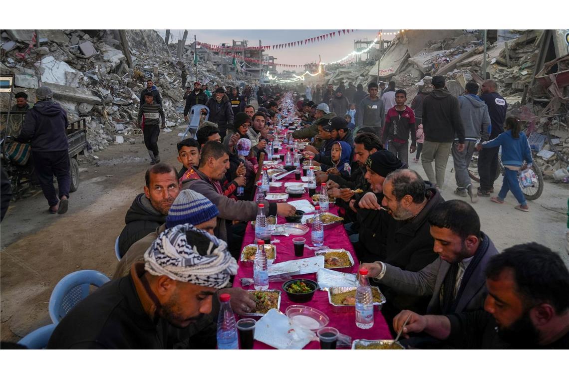 Trotz der Zerstörungen versuchen viele Menschen in Gaza, den muslimischen Fastenmonat Ramadan einigermaßen würdig zu feiern.