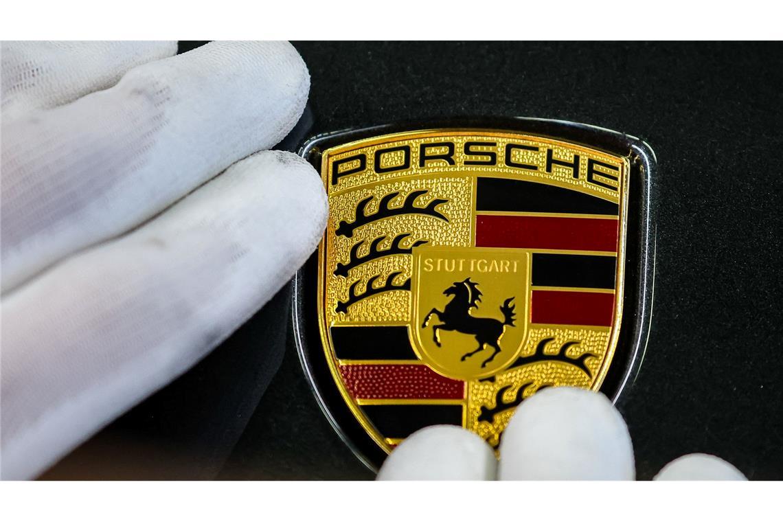 Trotz des besseren Laufs im zweiten Jahresviertel hat Porsche-Chef Oliver Blume die Jahresprognosen gesenkt. (Archivbild)