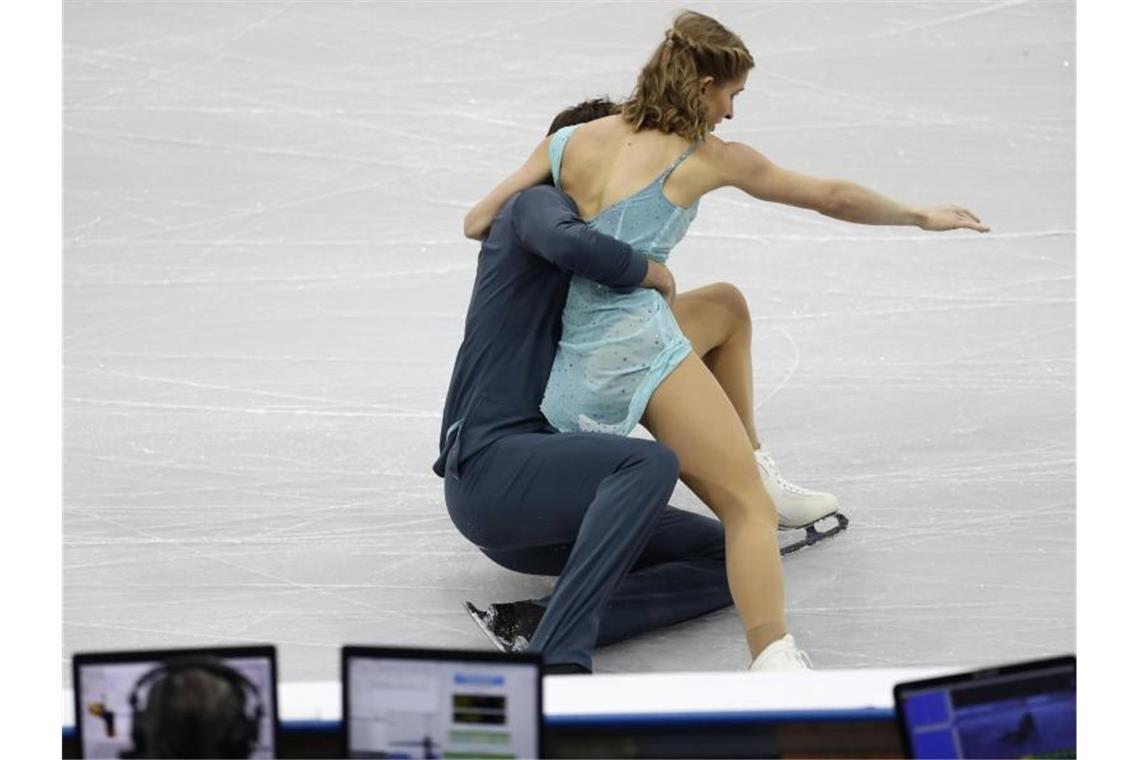 Eiskunstlauf-EM: Fehlstart für Schott und Weinzierl Trotz des Sturzes im Kurzprogramm wurden Minerva-Fabienne Hase (r) und Nolan Seegert Sechste. Foto: Sergei Grits/AP