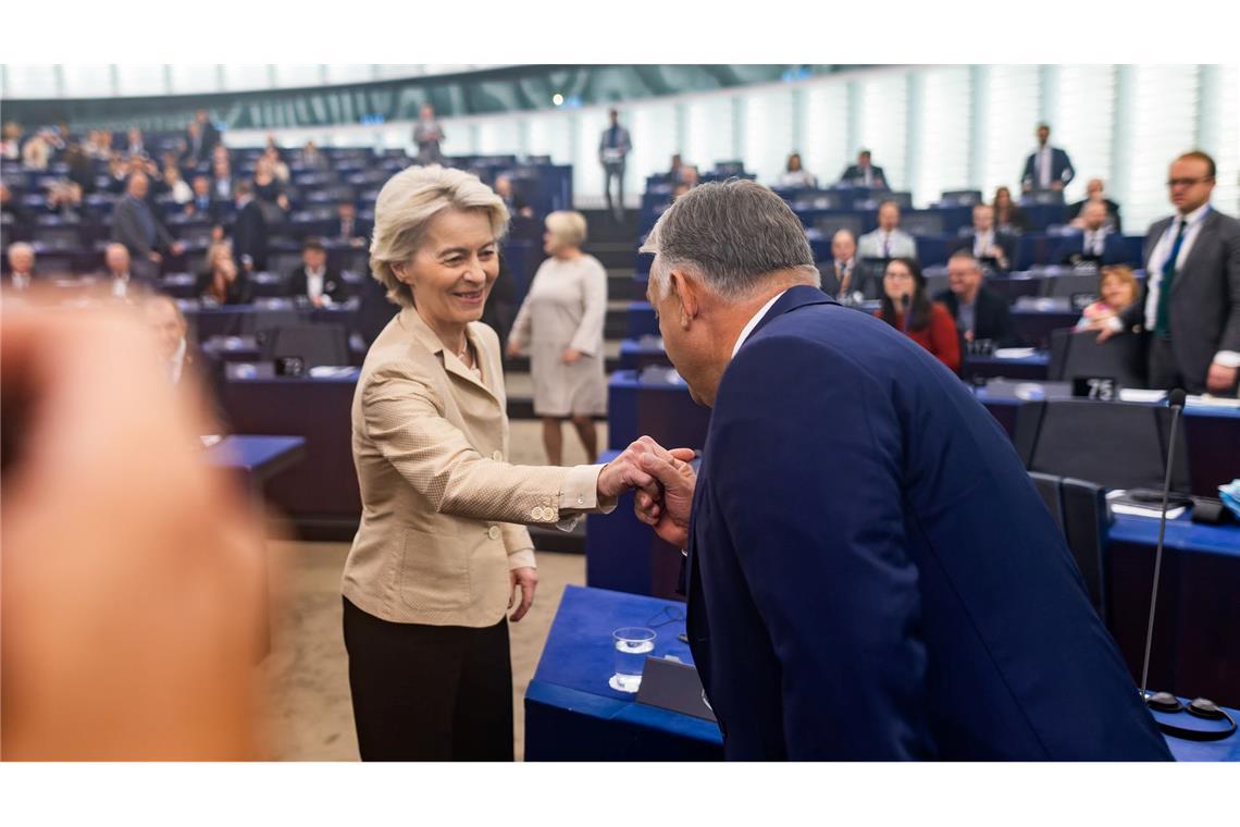 Trotz Differenzen geben wahrten Ungarns Ministerpräsident Vikotr Orban und Kommissionspräsidentin Ursula von der Leyen die Etikette.