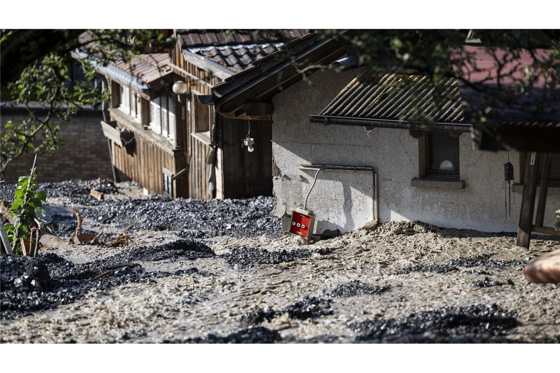 Trotz einer meterhohen Gerölllawine kam niemand im Örtchen Brienz zu Schaden.