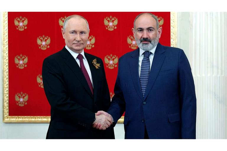 Trotz Handshake: Die Beziehungen zwischen Kremlchef Putin und Armeniens Premier Paschinjan gelten als gespannt. (Archivbild)
