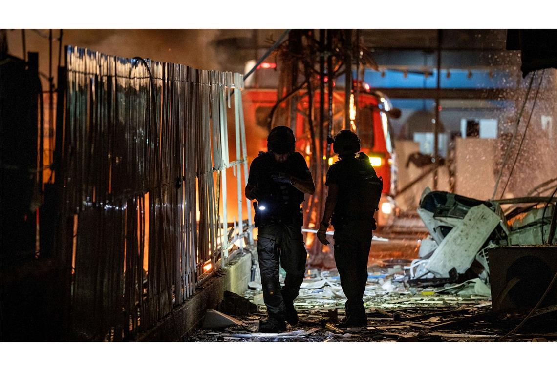 Trotz moderner Raketenabwehr ist eine von der Hisbollah abgefeuerte Rakete in Ramat Gan bei Tel Aviv eingeschlagen.