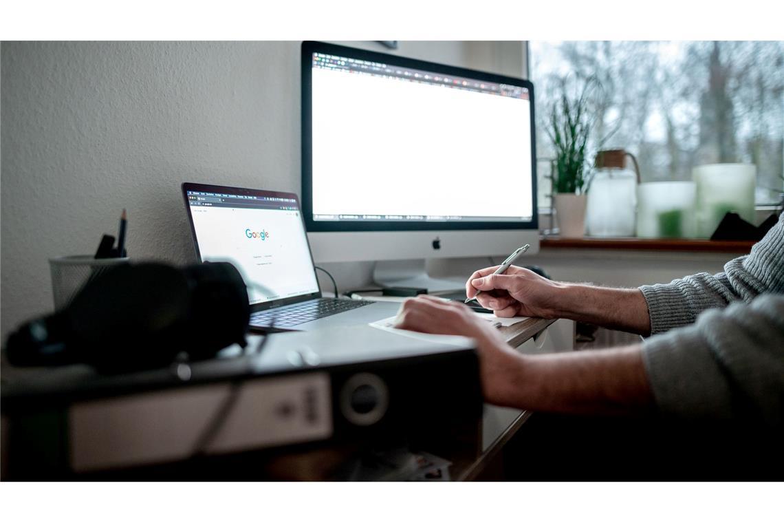 Trotz vieler Stunden im Homeoffice fühlen sich die meisten Beschäftigten nicht einsamer als im Büro.