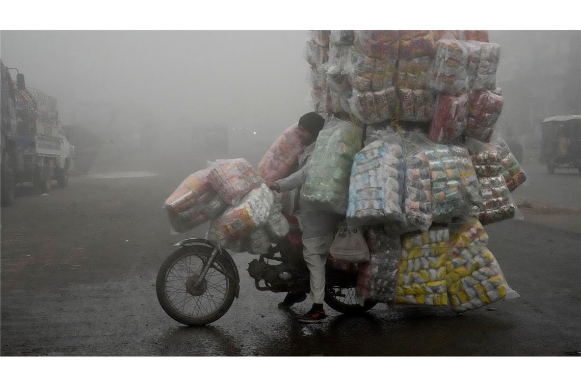 Trübe Aussichten - Imbissverkäufer im Smog unterwegs