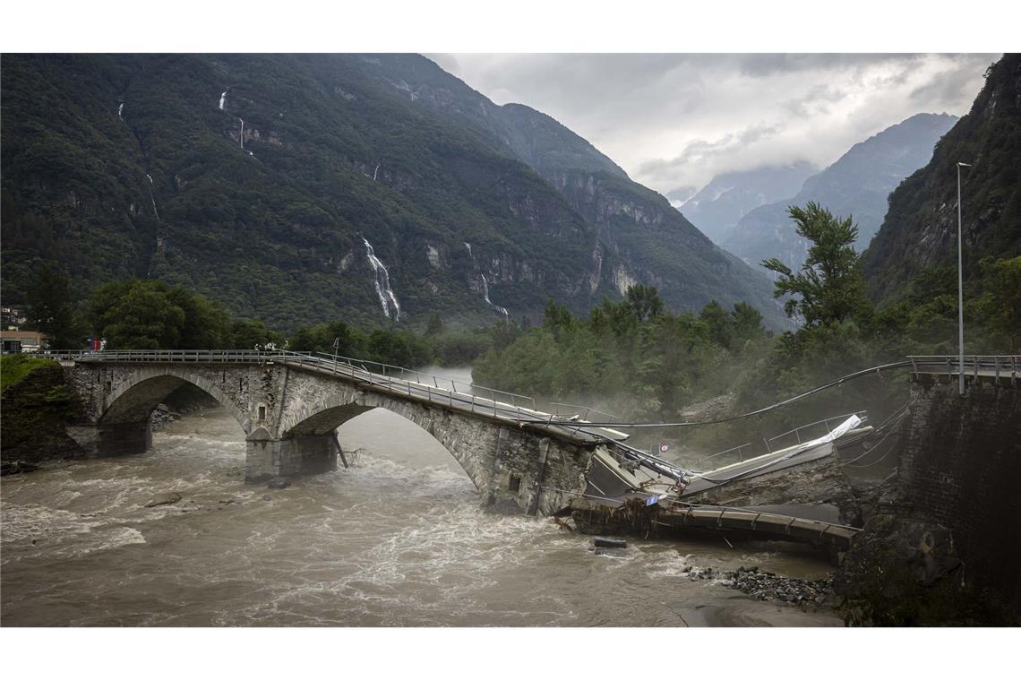 Trümmer im Maggiatal: Im südlichen Schweizer Kanton Tessin brachte ein Erdrutsch während eines heftigen Gewitters eine Brücke zum Einsturz. Die Schweizer Rettungskräfte bargen zwei Leichen, eine Person bleibt vermisst.