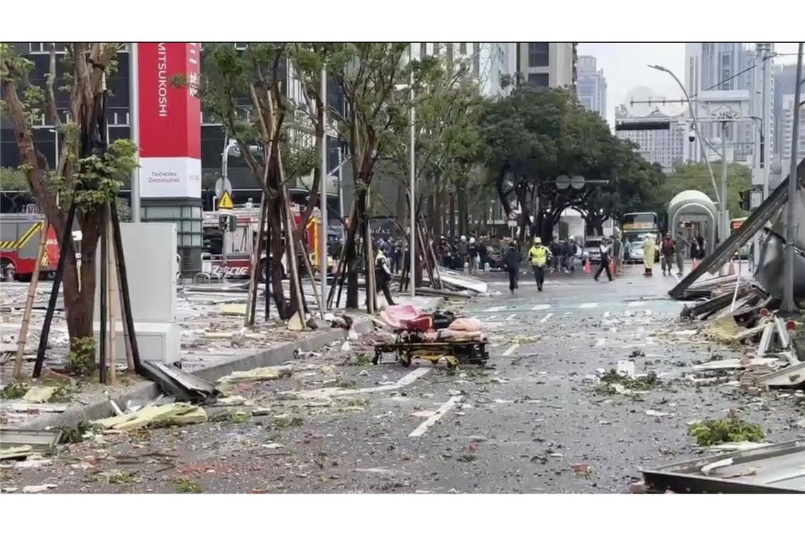 Trümmer sind nach einer Explosion im Kaufhaus Shin Kong Mitsukoshi  in Taiwan über die Straßen verstreut.