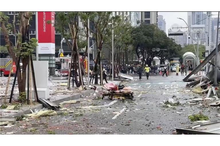 Trümmer sind nach einer Explosion im Kaufhaus Shin Kong Mitsukoshi  in Taiwan über die Straßen verstreut.