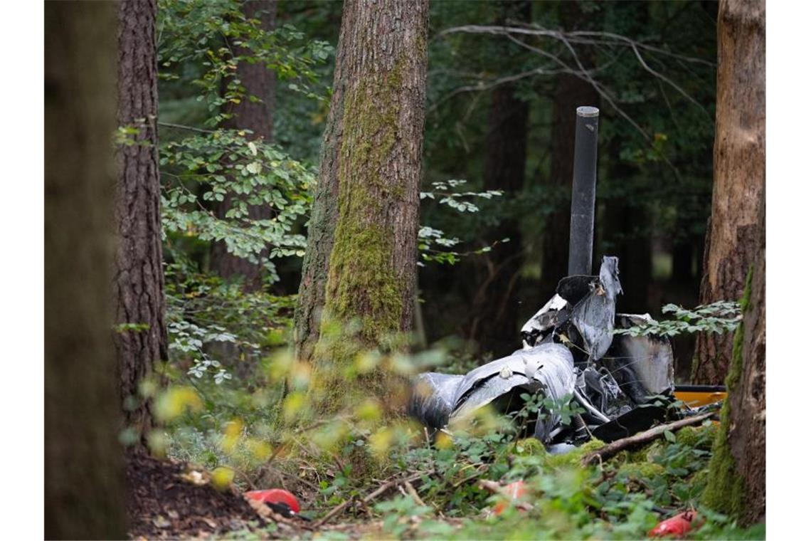 Trümmerteile eines Hubschraubers liegen in einem Wald nahe der Grenze zu Hessen und Bayern. Foto: Sebastian Gollnow/dpa/Archivbild