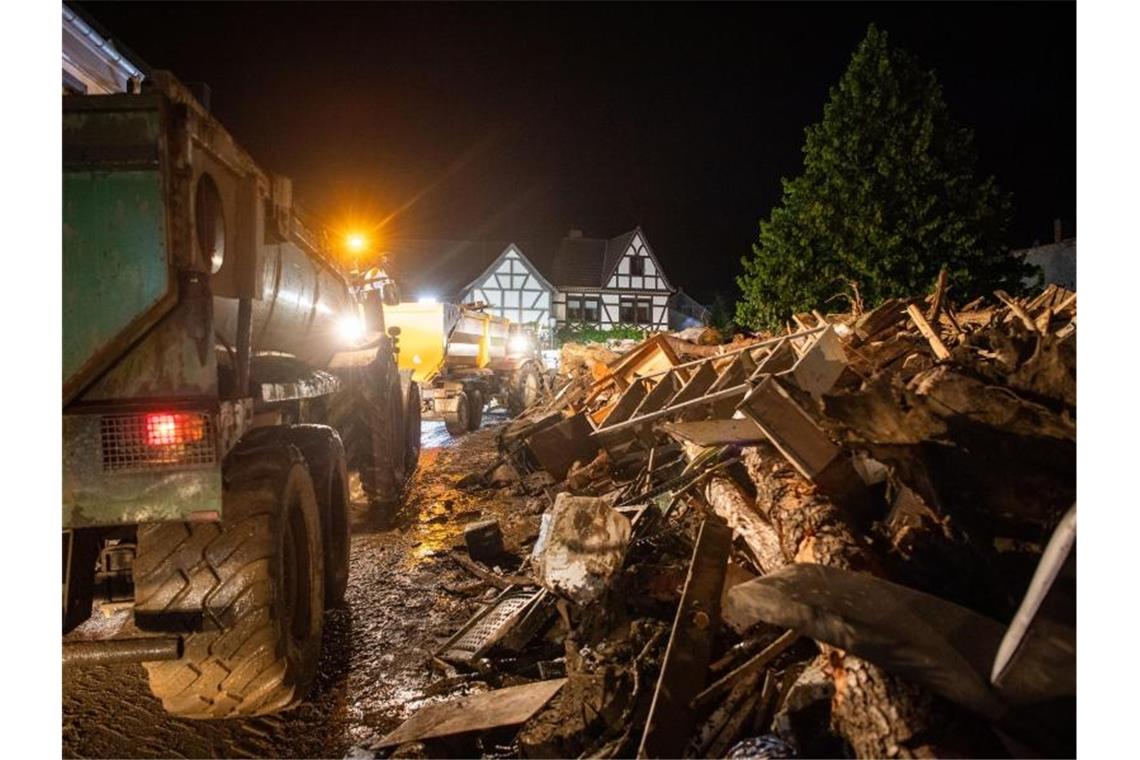 Über 150 Tote nach Hochwassern im Westen Deutschlands Trümmerteile häufen sich und die Zahl der Todesopfer steigt immer weiter. Foto: Lino Mirgeler/dpa