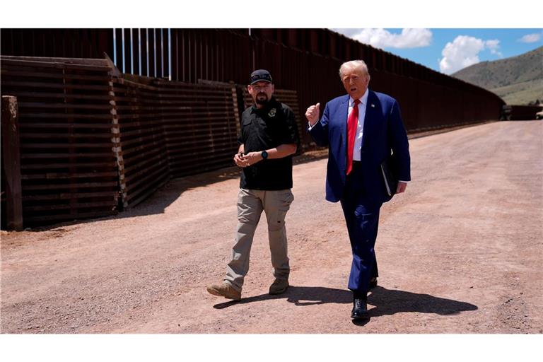 Trump besichtigt die US-Südgrenze zu Mexiko in Sierra Vista im Bundesstaat Arizona.