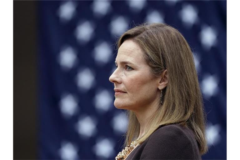 Trump hat die konservative Richterin Amy Coney Barrett für den freien Sitz am Obersten Gericht der USA nominiert. Foto: Alex Brandon/AP/dpa