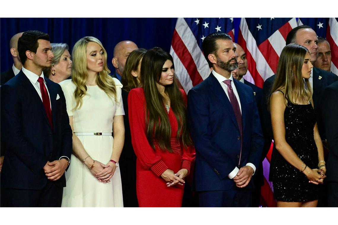 Trump-Kinder und Enkel: Tiffany (im weißen Kleid) mit ihrem Mann Michael Boulos, Don junior (mit Bart) und seine Partnerin Kimberly Guilfoyle (in rot), Dons Tochter Kai (im kurzen schwarzen Kleid) ...