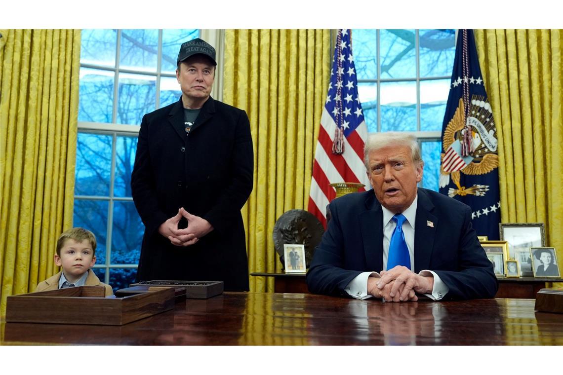 Trump mit Elon Musk und dessen Sohn X Æ A-Xii im Oval Office des Weißen Hauses.