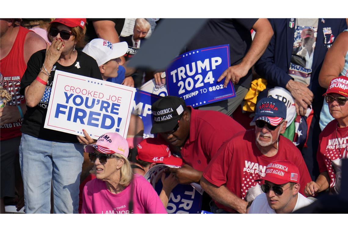 Trump-Unterstützer bei der Wahlkampfveranstaltung – sichtlich geschockt