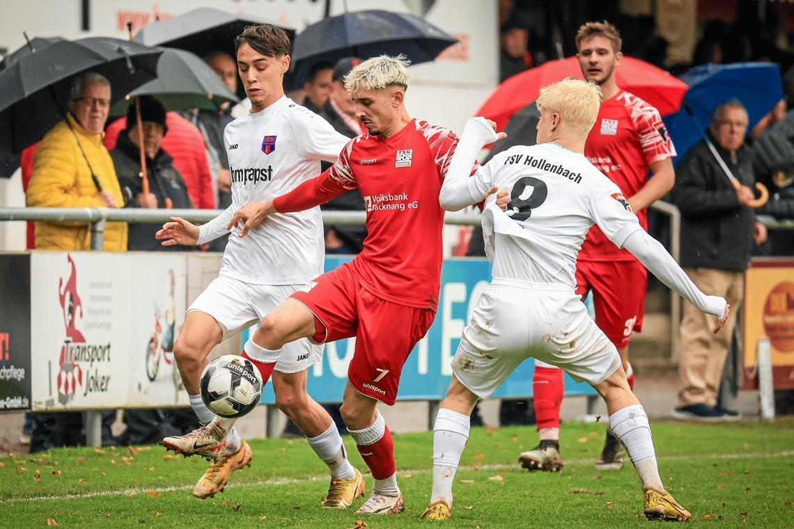 TSG-Fußballer Vincent Sadler (am Ball im Heimspiel gegen Hollenbach in der Vorsaison) könnte morgen nach seiner Verletzungspause in den Kader zurückkehren. Foto: Alexander Becher