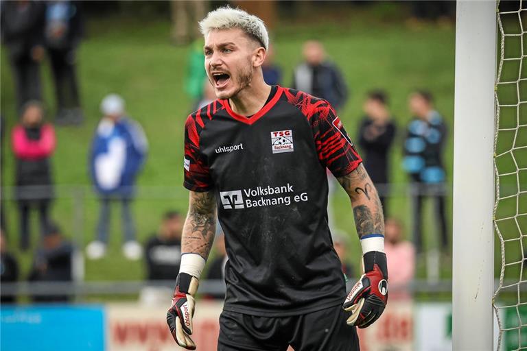 TSG-Torwart Enrico Caruso gibt der Abwehr lautstark Anweisungen und verhindert lange, dass die Gäste in Rückstand geraten. Dann kassiert er doch noch zwei Tore. Foto: Alexander Becher