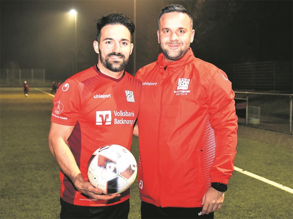 Trainingsstart mit einem Zugang TSG-Trainer Evangelos Sbonias (rechts) begrüßte beim Trainingsauftakt den Zugang Michele Varallo, der vom Ligarivalen TSV Ilshofen kam. Foto: T. Sellmaier