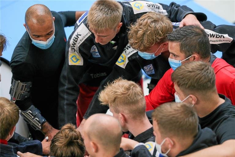 TSG-Trainer Jens Holderle (roter Pulli) schwört heute nur Backnangs Männer auf ihren Kampf ein, das Duell der Frauen fällt aus.Foto: A. Becher