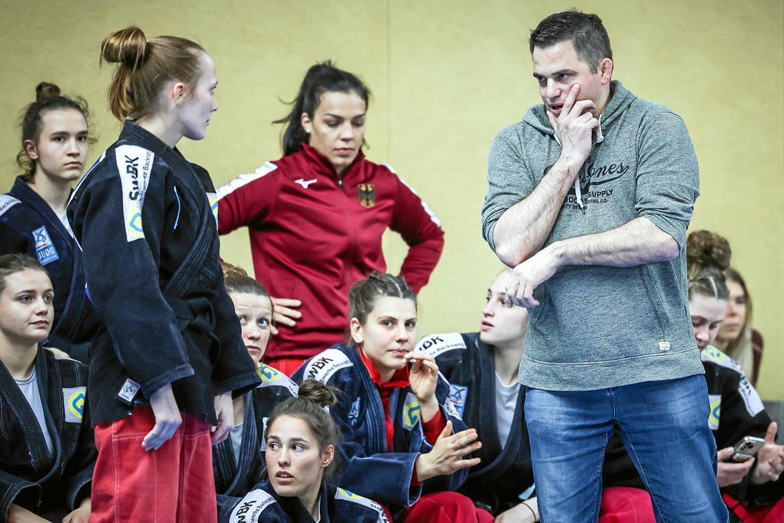 TSG-Trainer Jens Holderle überlegt sich zusammen mite Annika Würfel (links) eine passende Taktik für die morgigen Play-offs. Foto: Alexander Becher