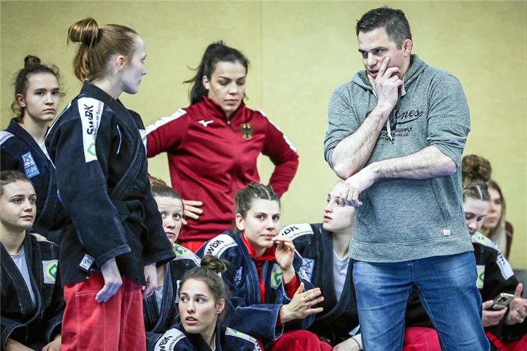 TSG-Trainer Jens Holderle überlegt sich zusammen mite Annika Würfel (links) eine passende Taktik für die morgigen Play-offs. Foto: Alexander Becher