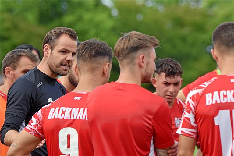 TSG-Trainer Mario Klotz schwört seinen Kader, zu dem wieder viele neue Gesichter gehören, auf die neue Saison ein. Am Samstag geht es mit einem Heimspiel gegen den Aufstiegsaspiranten aus Pforzheim los. Fotos: Tobias Sellmaier