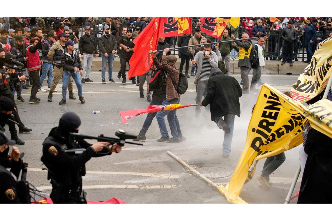 Türkische Polizisten gehen gegen Demonstranten vor, als diese versuchen, den Taksim-Platz für eine nicht genehmigte Maikundgebung zu erreichen.