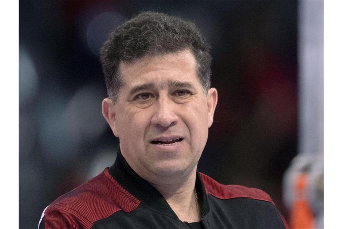 DTB-Pokal in Stuttgart: Viele Spitzen-Turner fehlen Turn-Bundestrainer Valeri Belenki schaut in die Runde. Foto: Marijan Murat/dpa