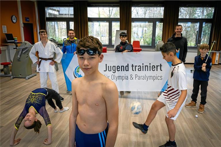 Turnen, Judo, Tischtennis, Golf, Fußball und Schwimmen: In diesen sechs Sportarten mischen Teams des Max-Born-Gymnasiums um die Sportlehrer Oliver Winkelmann (am Plakat links) und Sebastian Marx (rechts) bei Jugend trainiert für Olympia mit. Foto: Alexander Becher