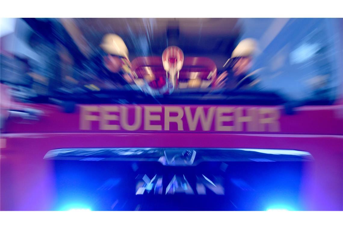 Über 100 Einsatzkräfte der Feuerwehr waren vor Ort, um das Feuer zu löschen. (Symbolbild)