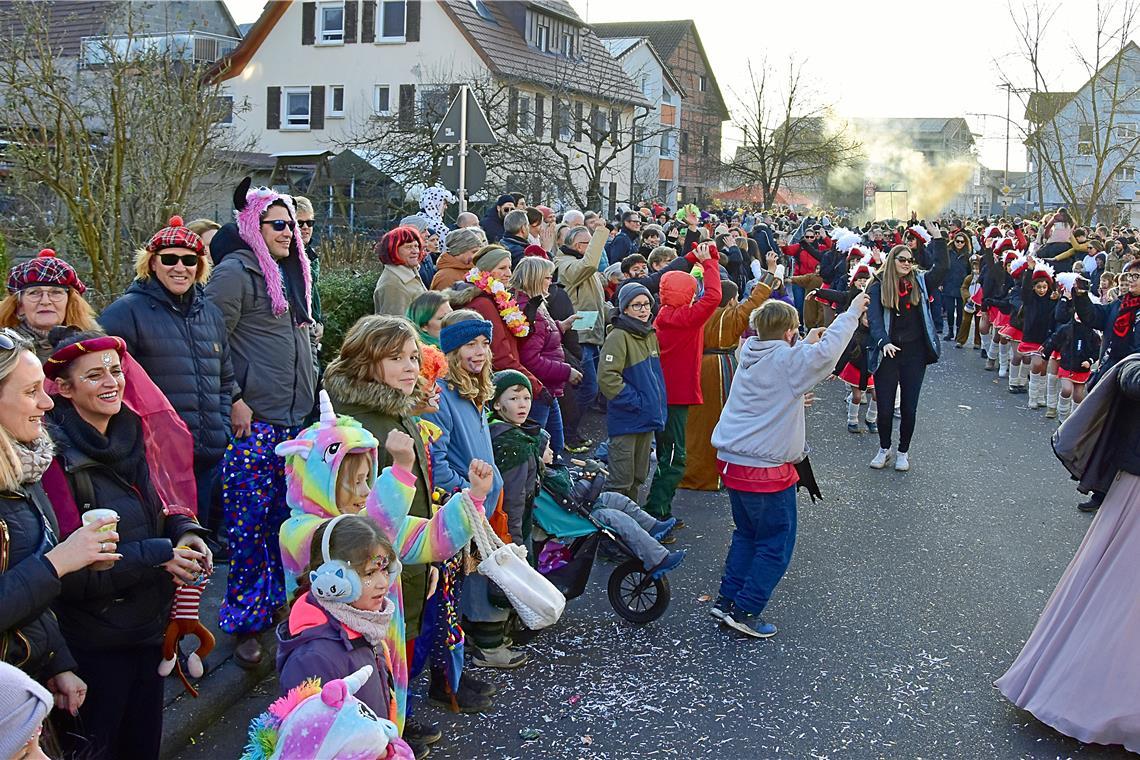 Über 2 Stunden geht die Faschingsparty in Erbstetten. Narren und Besuchende tanz...