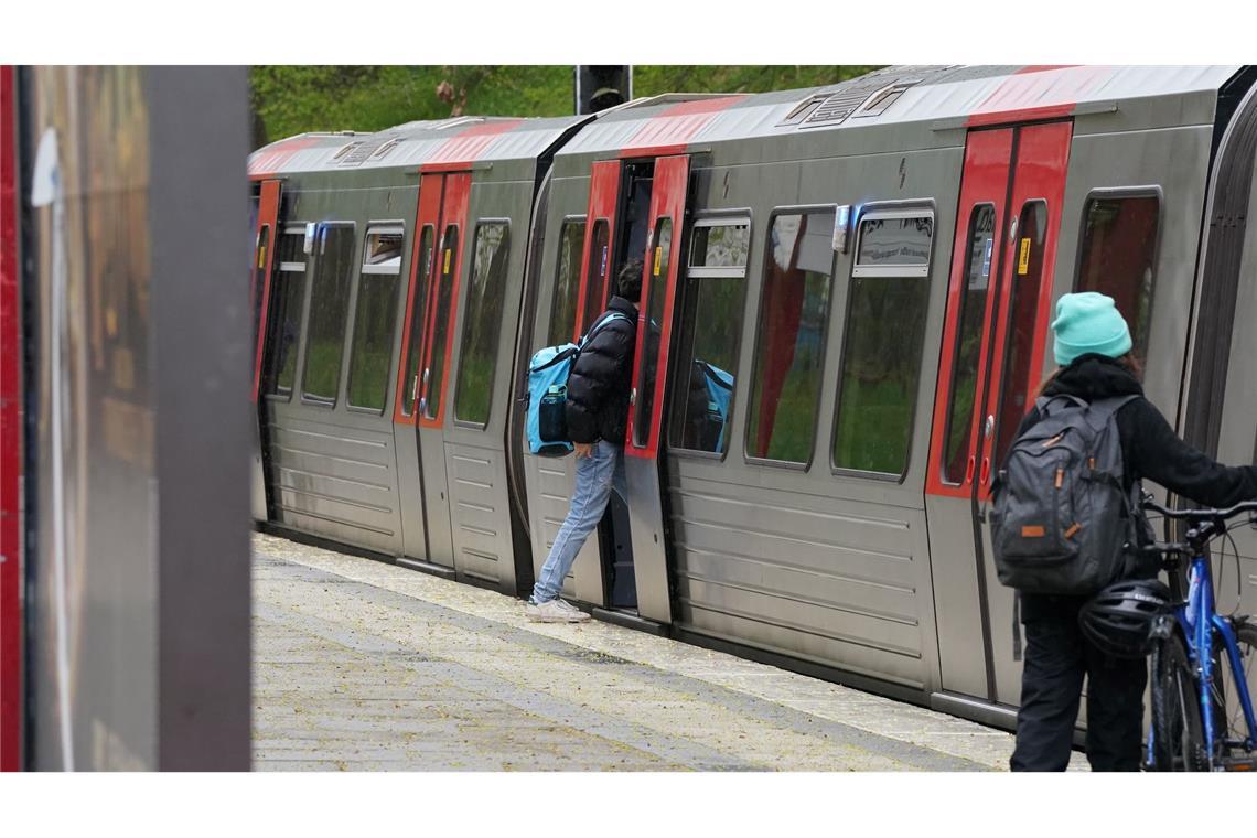 Über das Fortbestehen des Deutschlandtickets für Busse und Bahnen des Nah- und Regionalverkehrs wird seit seiner Einführung im Mai 2023 immer wieder gestritten. (Archivbild)