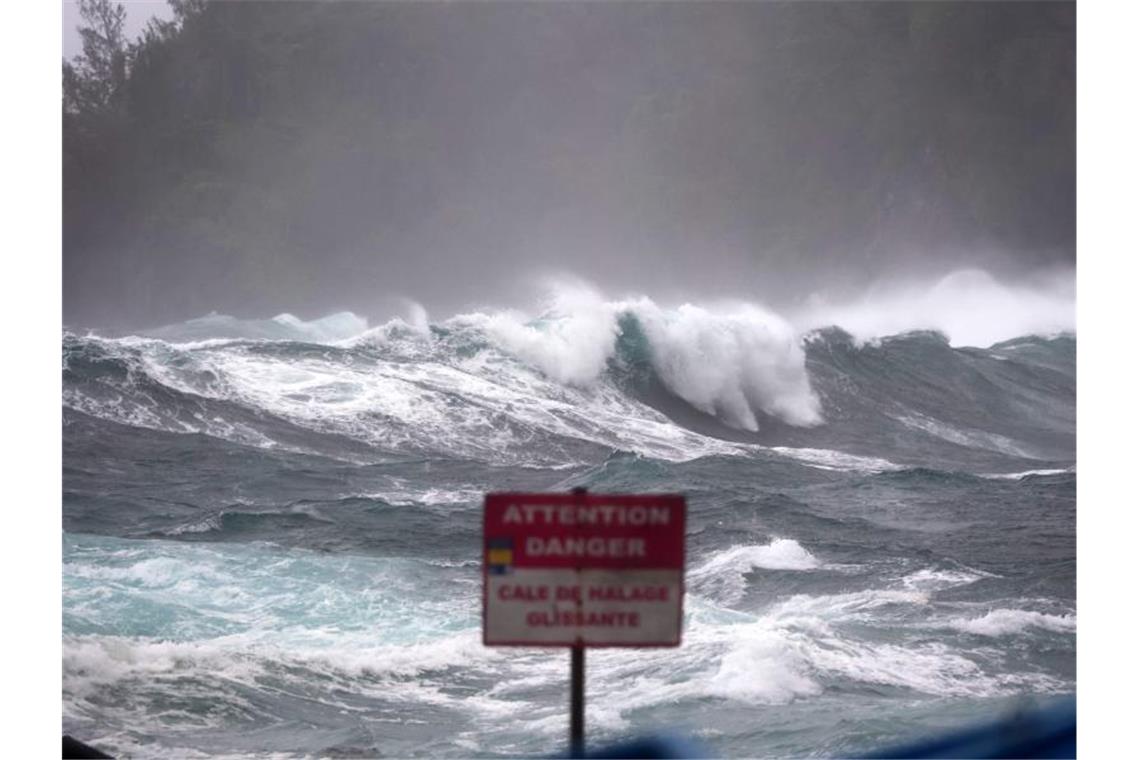 Verletzte und Stromausfälle auf La Réunion Über dem französischen Überseegebiet La Réunion wütet ein starker Sturm. Foto: Richard Bouhet/AFP/dpa