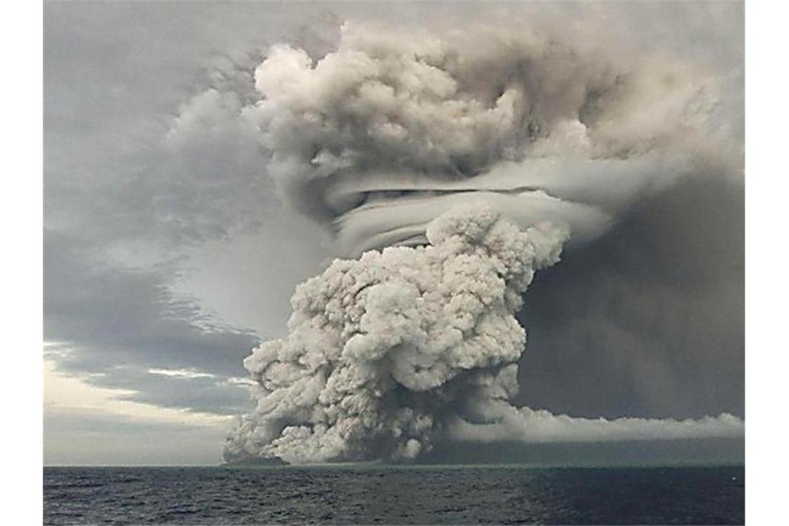 Vulkanausbruch: Tonga macht Angaben zu Toten und Schäden Über dem Vulkan Hunga-Tonga-Hunga-Ha'apai steigt eine große Asche-, Dampf- und Gaswolke über dem Meeresspiegel auf. Foto: Tonga Geological Services/ZUMA Press Wire Service/dpa