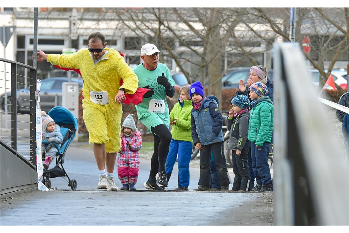 Über die Brücke ging es zurück in die Stadtmitte. Silvesterlauf 2024 in Backnang...