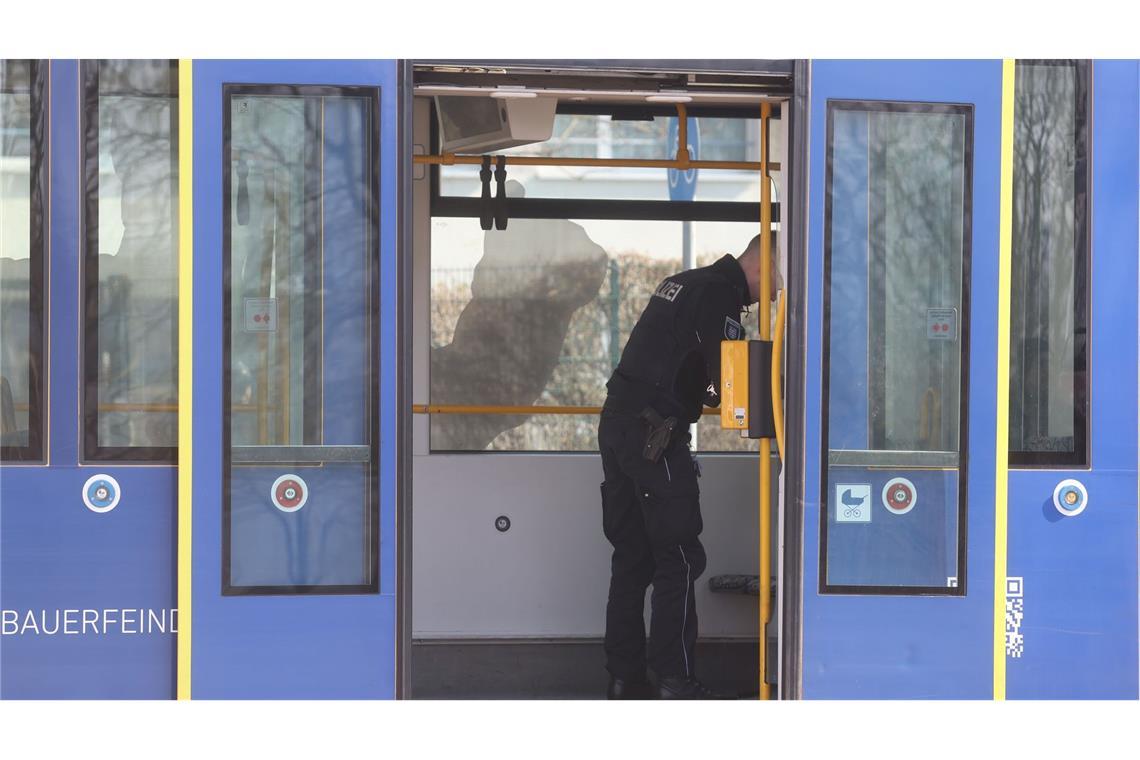 Über die Hintergründe des Brandanschlags in einer Straßenbahn in Gera war zunächst nichts bekannt.