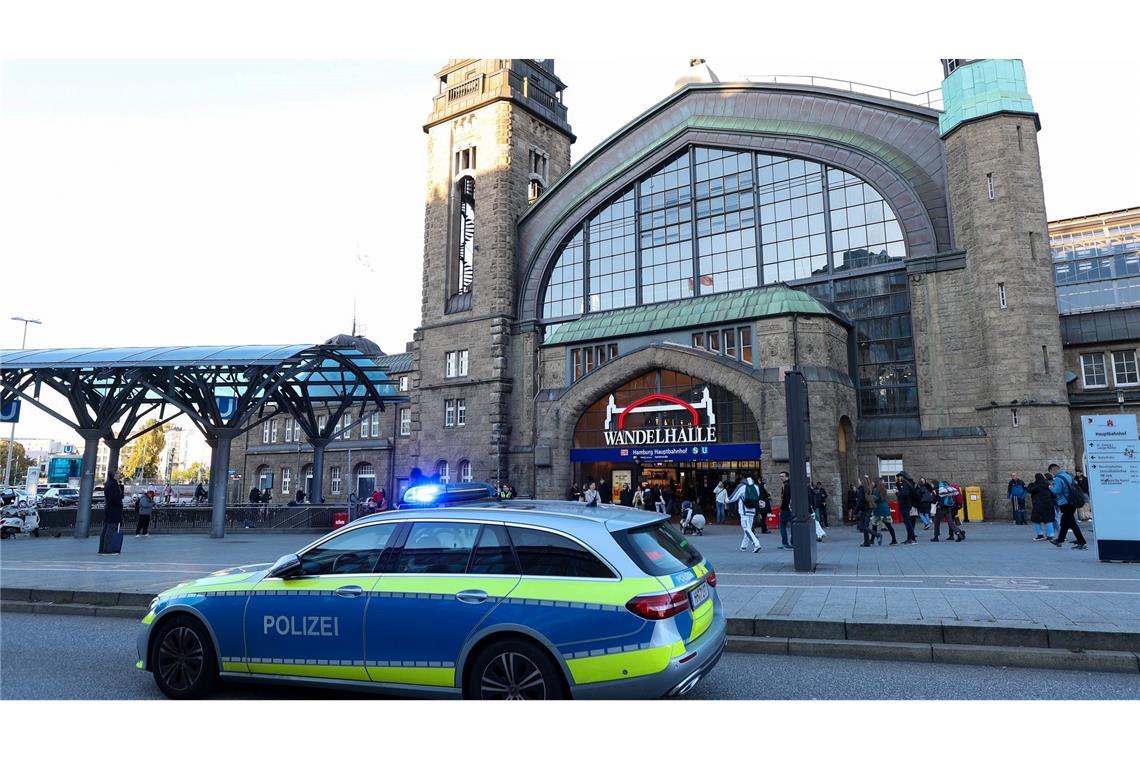 Über die Polizei hat das Gesundheitsamt des Bezirksamtes eine Personenfestsetzung im Hauptbahnhof veranlasst.