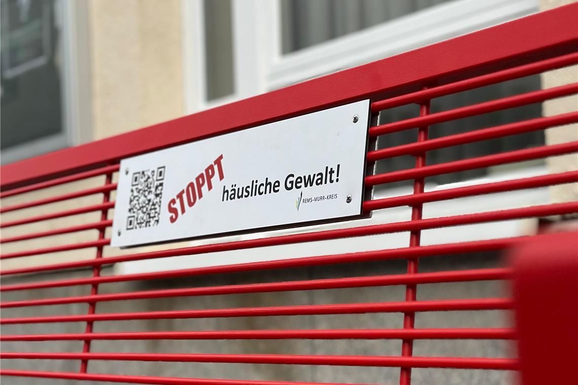 Über einen QR-Code auf der Bank gerät man zu Hilfeseiten. Foto: Stadt Backnang