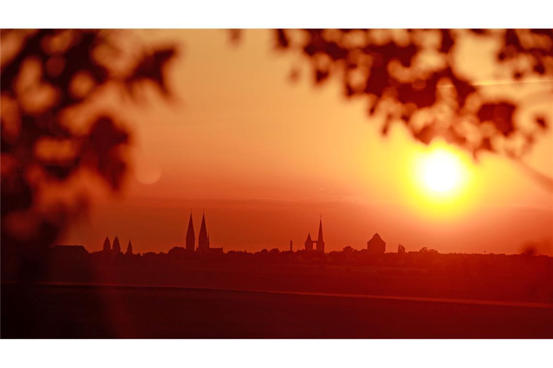 Über Halberstadt in Sachsen-Anhalt geht die Sonne auf. Das Wetter dürfte heute viele Menschen in Deutschland ins Grüne ziehen. An Christi Himmelfahrt wird mit viel Sonnenschein gerechnet.