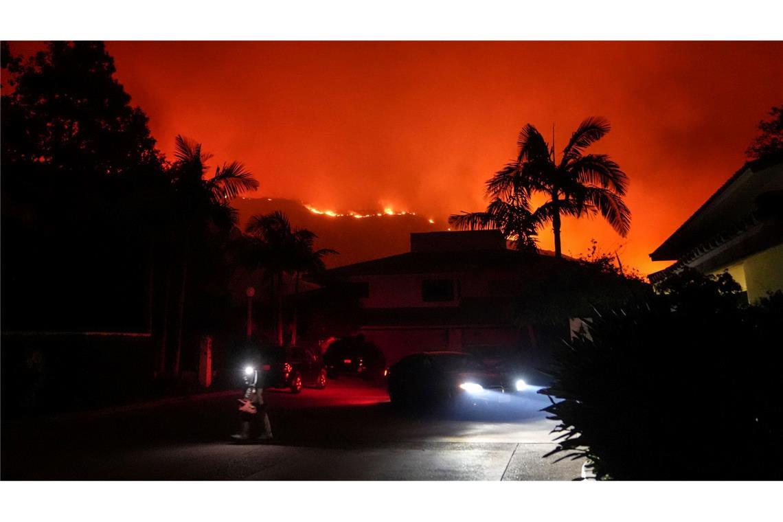 Über Nacht breitete sich das Feuer in Malibu rasch aus.