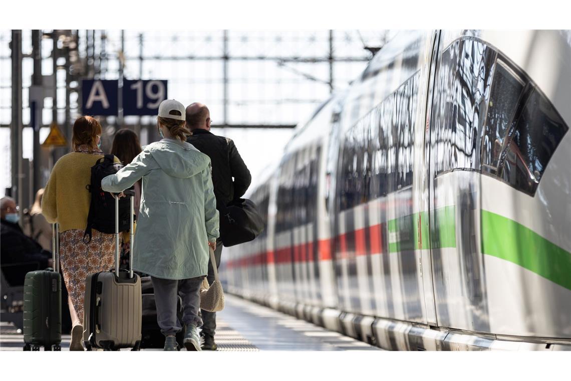 Hohe Auslastung auf der Schiene: Osterverkehr startet Über Ostern ist es stets voll auf den Bahnhöfen und in den Fernzügen der Deutschen Bahn. (Archivbild)