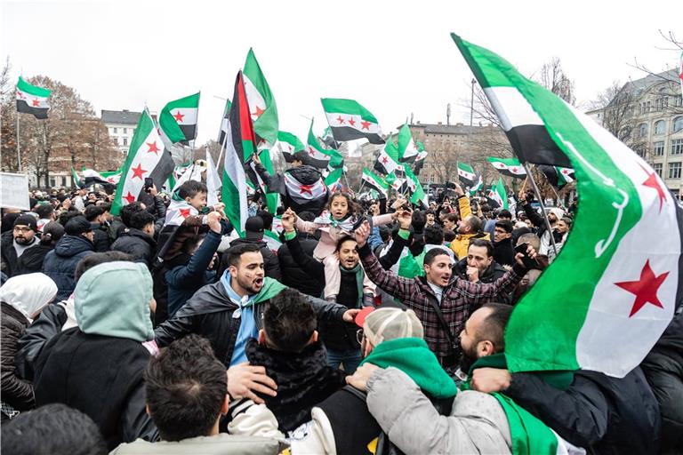 Überall auf der Welt feiern Syrer den Sturz des Regimes, wie hier in Berlin, und hissen die Flagge der Rebellen. Symbolfoto: Imago/Nicholas Muller