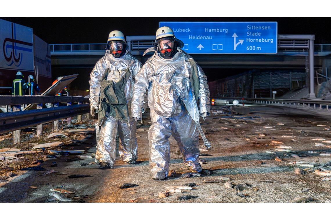 Überall Fische auf der Fahrbahn: Bei dem Unfall auf der A1 mussten Feuerwehrleute die Unfallstelle zunächst in speziellen Schutzanzügen sichern.