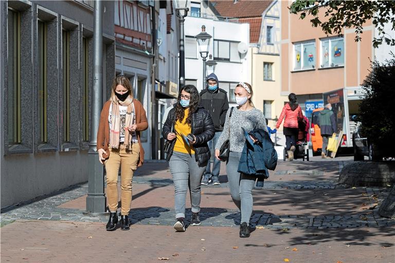 Überall, wo der Abstand von mindestens eineinhalb Metern nicht eingehalten werden kann, ist das Maskentragen Pflicht.Foto: J. Fiedler