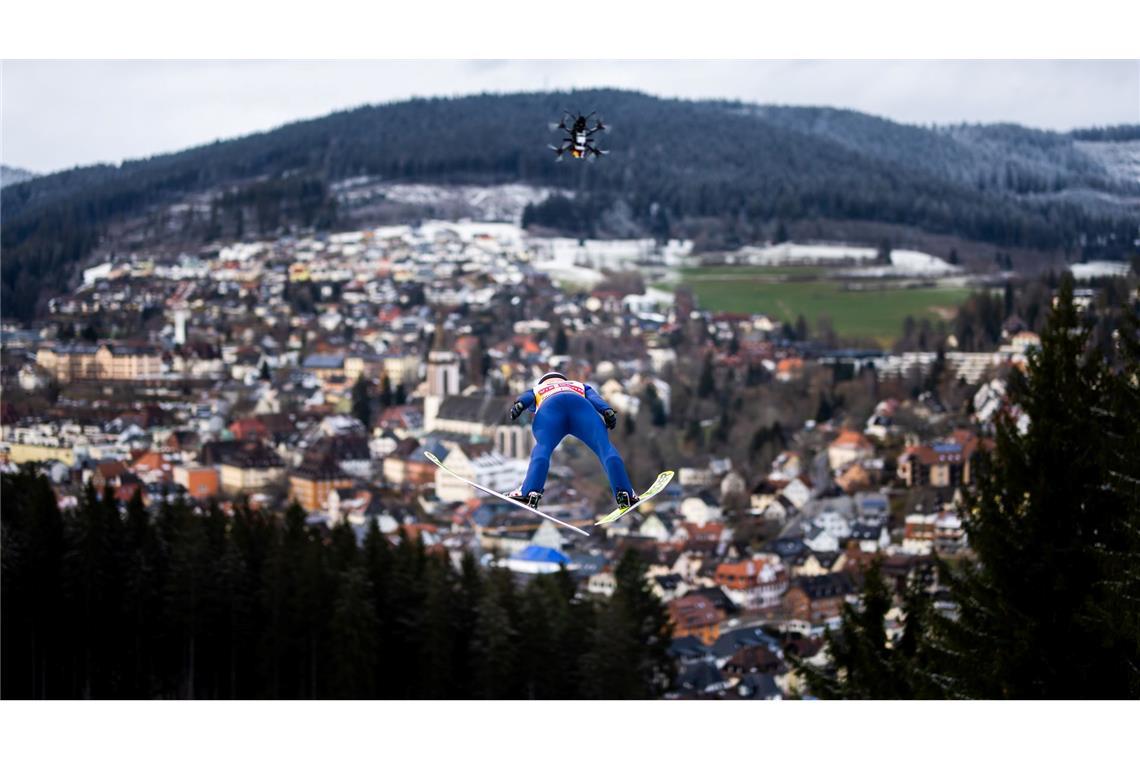 Überflieger: Pius Paschke fliegt in Titisee-Neustadt zum nächsten Sieg.